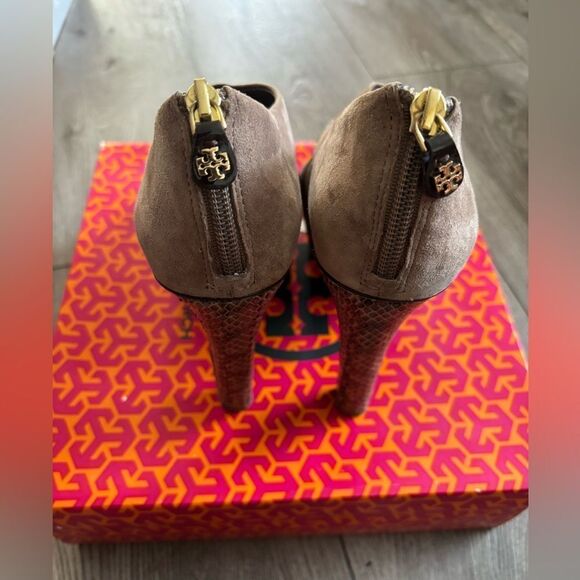 Tory Burch woman’s snake print high heels - Picture 3 of 8